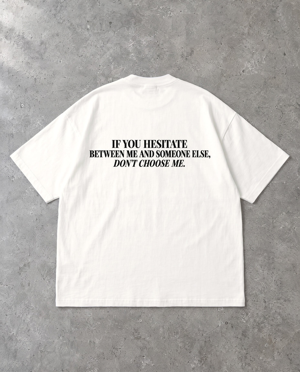 DON'T CHOOSE ME — Oversized Tee in White, Rückenprint, Flat-Lay