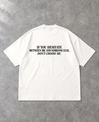 DON'T CHOOSE ME — Oversized Tee in White, Rückenprint, Flat-Lay