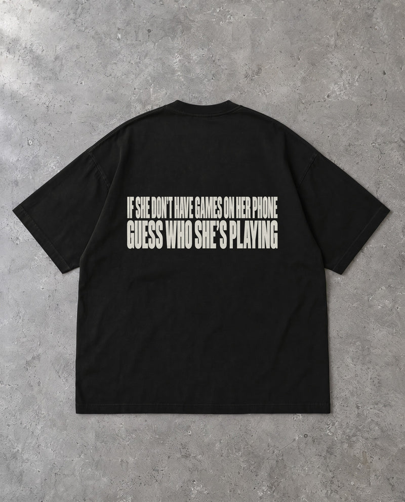 GAMES ON HER PHONE — Oversized Tee in Black, Rückenprint, Flat-Lay