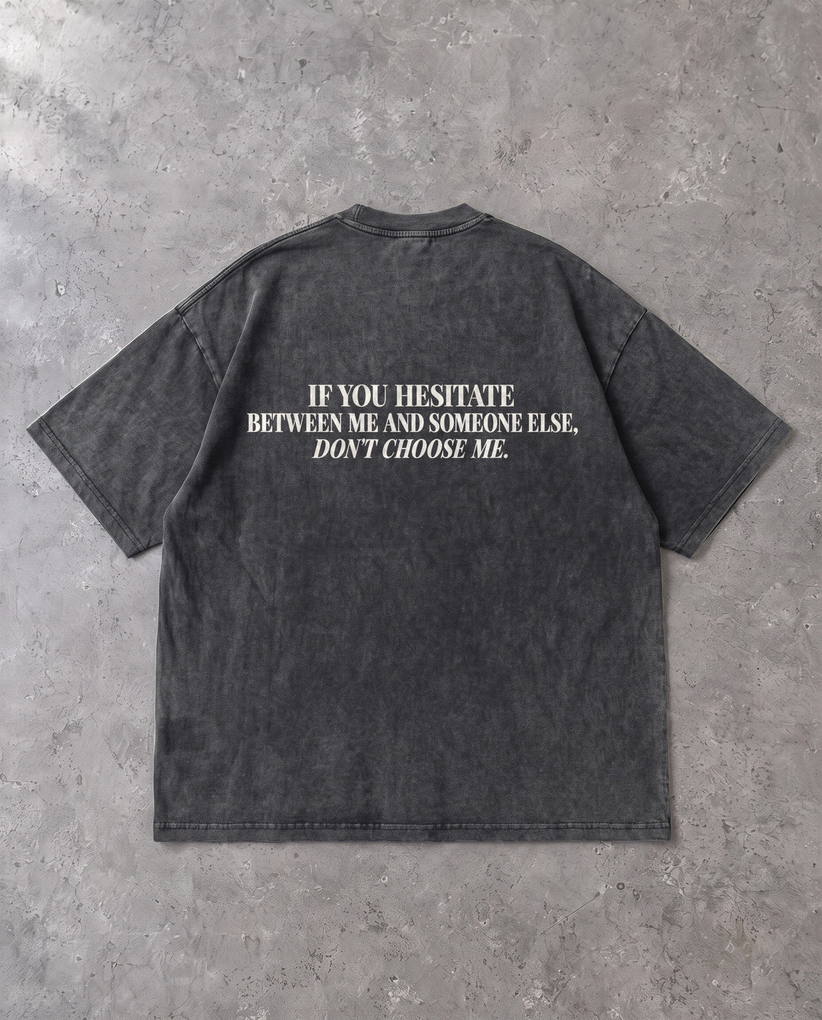 DON'T CHOOSE ME — Oversized Tee in Washed Black, Rückenprint, Flat-Lay