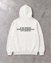 DON'T CHOOSE ME — Oversized Hoodie in White, Rückenprint, Flat-Lay