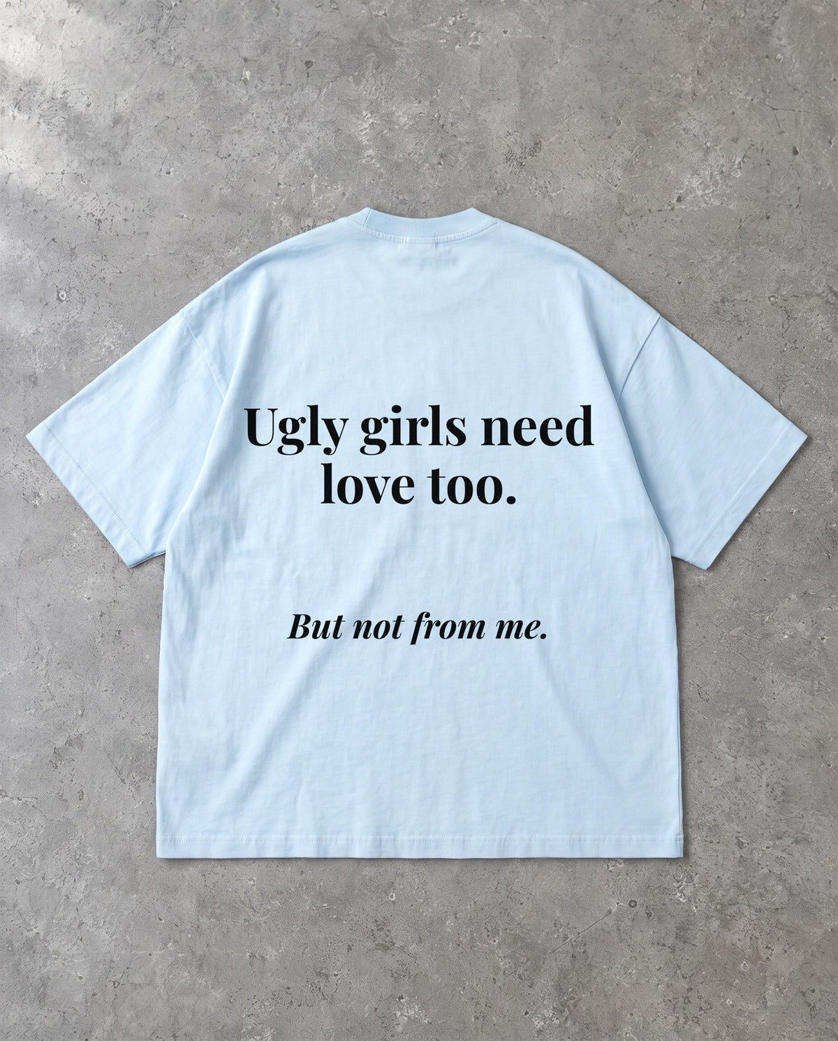 GIRLS NEED LOVE TOO — Oversized Tee in Baby Blue, Rückenprint, Flat-Lay