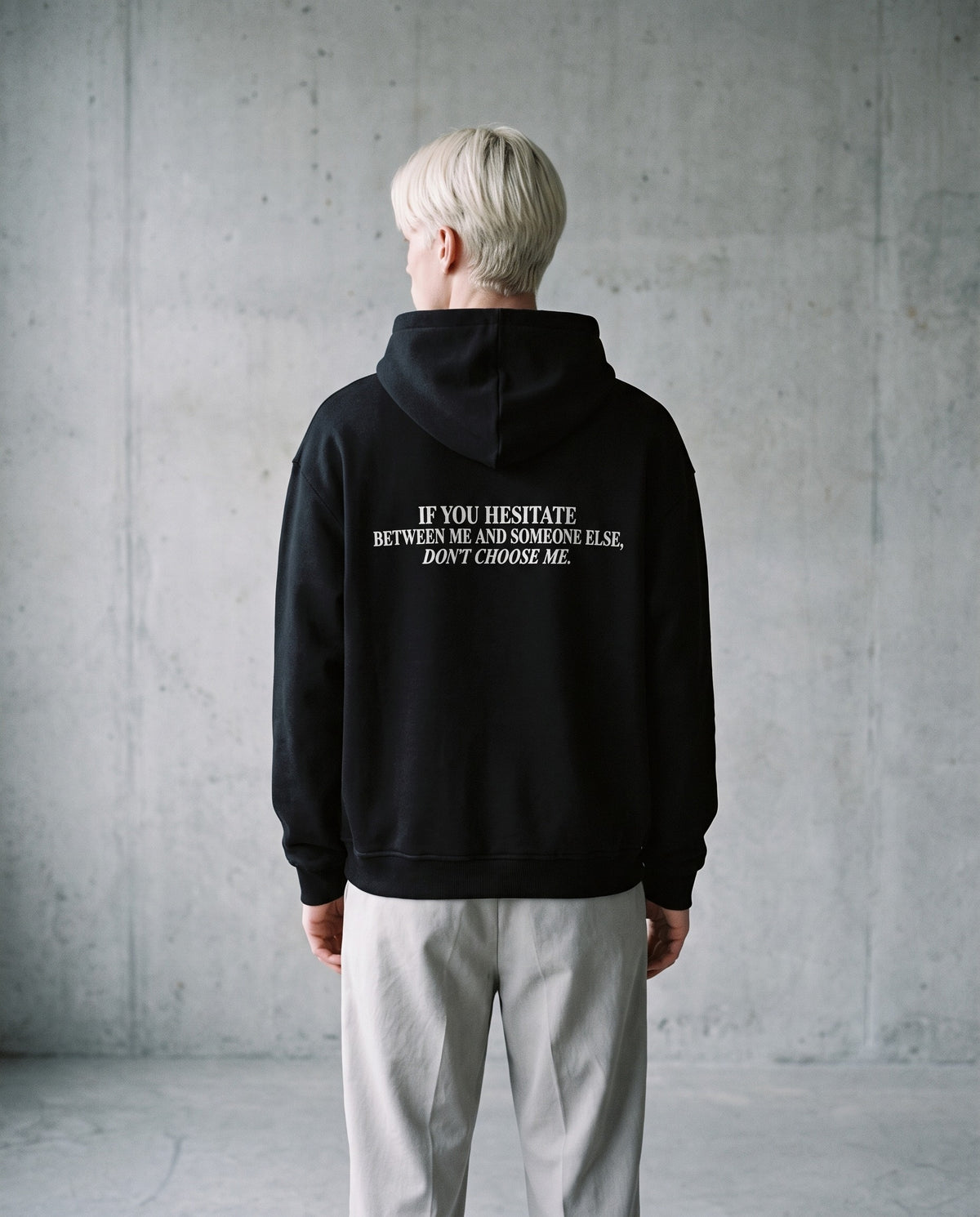 DON'T CHOOSE ME — Oversized Hoodie in Black, Rückenprint, am Model