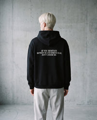 DON'T CHOOSE ME — Oversized Hoodie in Black, Rückenprint, am Model