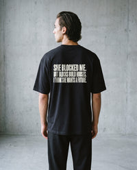 BLOCKS BUILD HOUSES — Oversized Tee in Black, Rückenprint, am Model