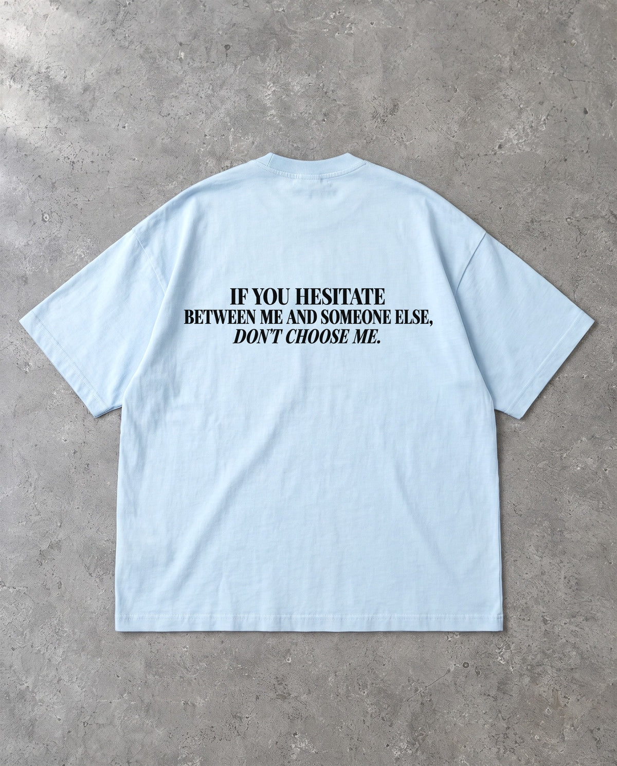DON'T CHOOSE ME — Oversized Tee in Baby Blue, Rückenprint, Flat-Lay