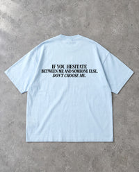 DON'T CHOOSE ME — Oversized Tee in Baby Blue, Rückenprint, Flat-Lay