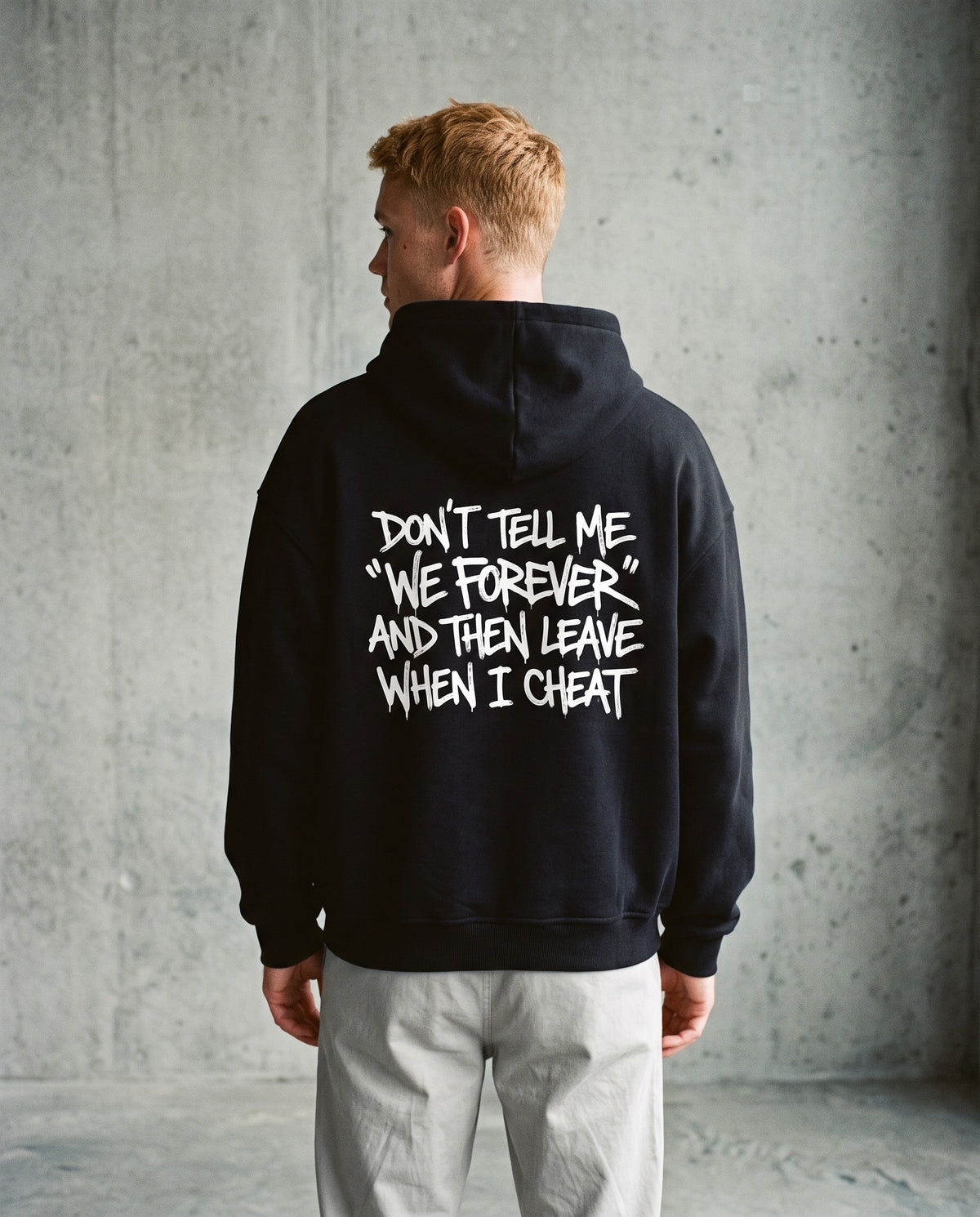 DON'T TELL ME — Oversized Hoodie in Black, Rückenprint, am Model