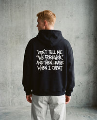 DON'T TELL ME — Oversized Hoodie in Black, Rückenprint, am Model