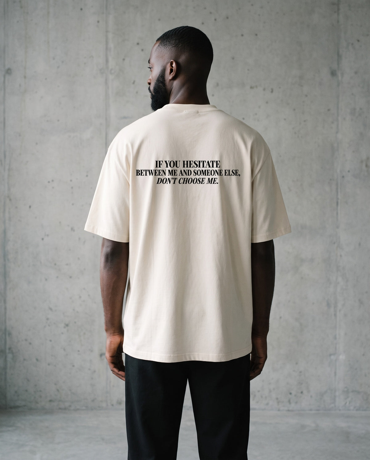 DON'T CHOOSE ME — Oversized Tee in Natural Raw, Rückenprint, am Model
