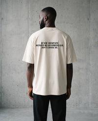 DON'T CHOOSE ME — Oversized Tee in Natural Raw, Rückenprint, am Model