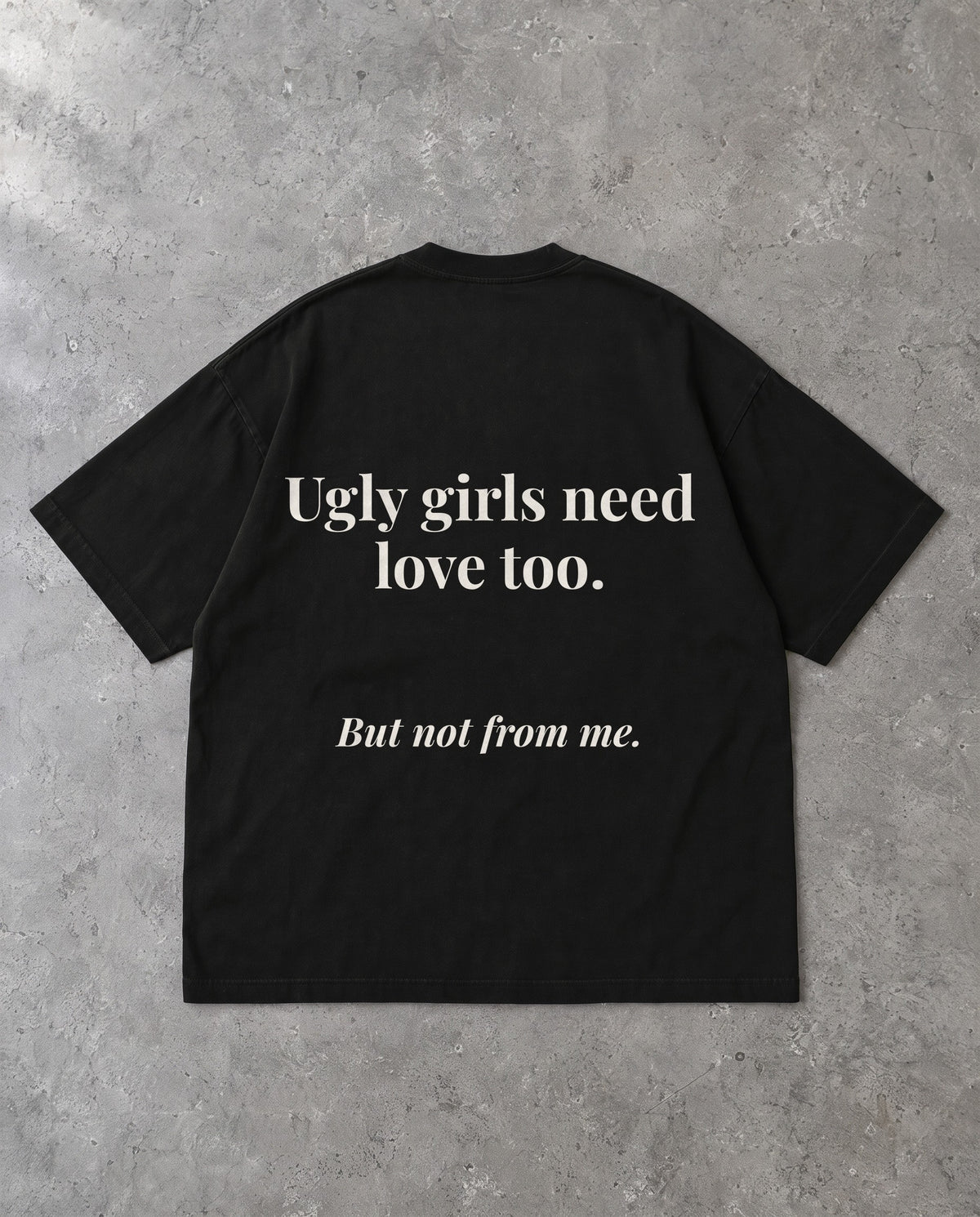 GIRLS NEED LOVE TOO — Oversized Tee in Black, Rückenprint, Flat-Lay
