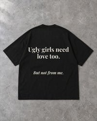 GIRLS NEED LOVE TOO — Oversized Tee in Black, Rückenprint, Flat-Lay