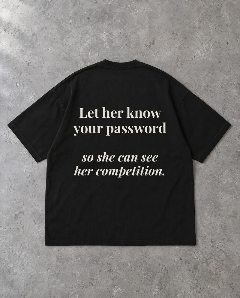LET HER SEE — Oversized Tee in Black, Rückenprint, Flat-Lay