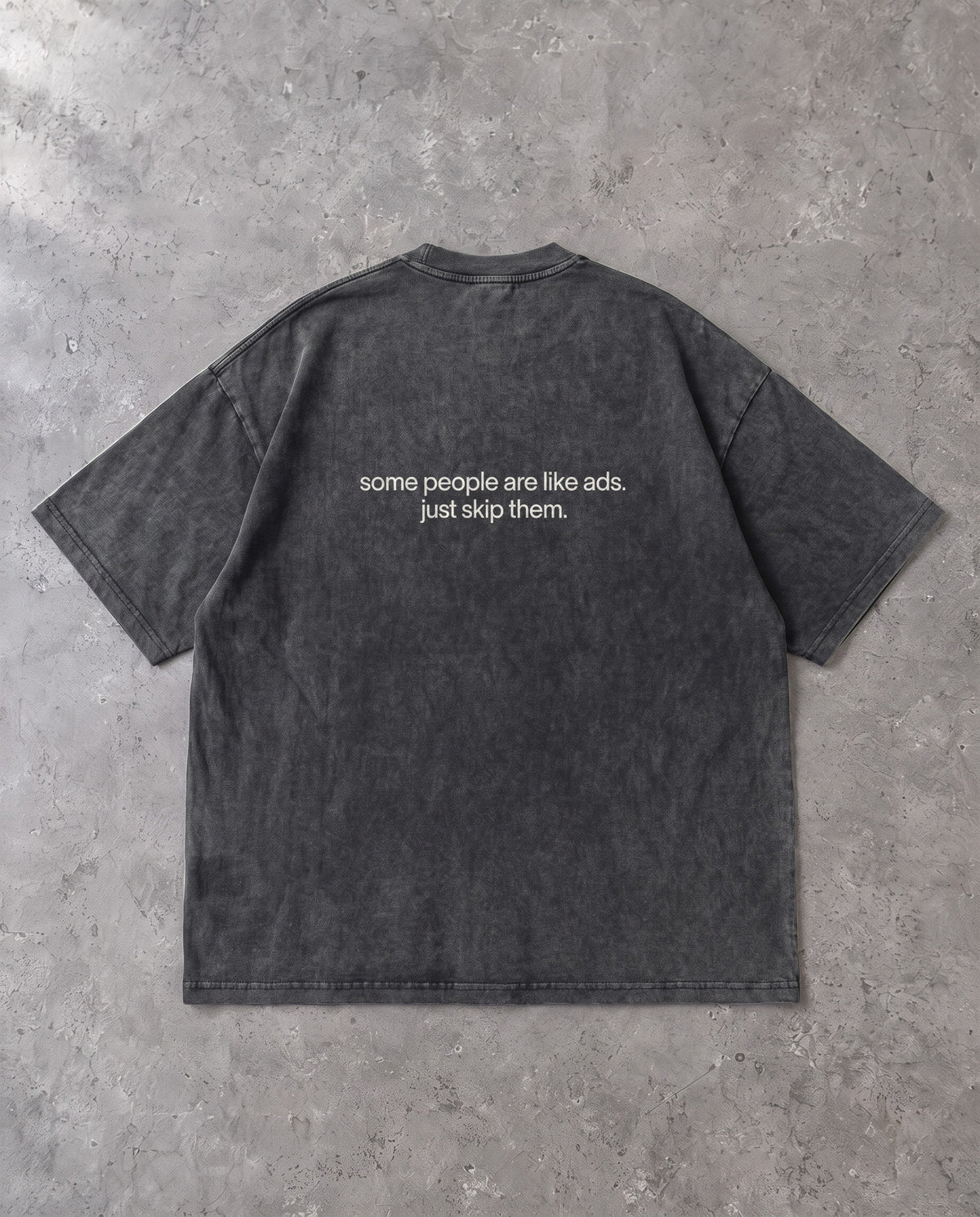 SKIP THEM — Oversized Tee in Washed Black, Rückenprint, Flat-Lay