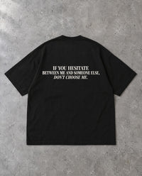 DON'T CHOOSE ME — Oversized Tee in Black, Rückenprint, Flat-Lay