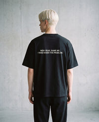 NEVER THE PROBLEM — Oversized Tee in Black, Rückenprint, am Model