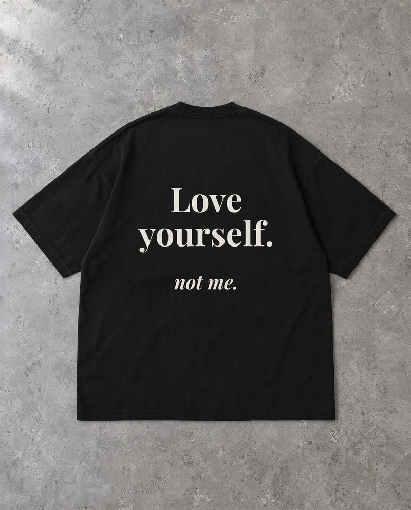LOVE YOURSELF — Oversized Tee in Black, Rückenprint, Flat-Lay