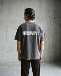 MADE ME NERVOUS — Oversized Tee in Washed Black, Rückenprint, am Model