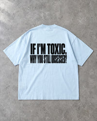 STILL OBSESSED — Oversized Tee in Baby Blue, Rückenprint, Flat-Lay