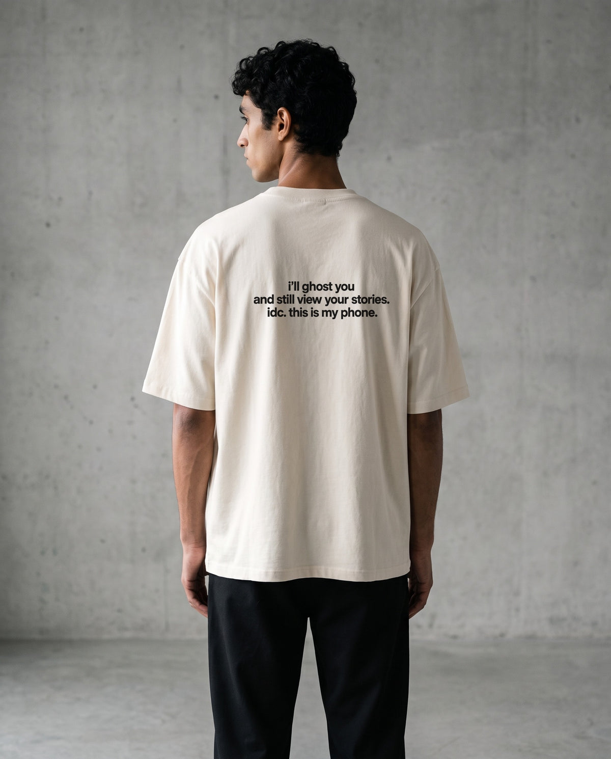 I'LL GHOST YOU — Oversized Tee in Natural Raw, Rückenprint, am Model