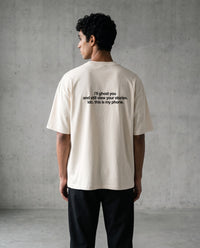 I'LL GHOST YOU — Oversized Tee in Natural Raw, Rückenprint, am Model