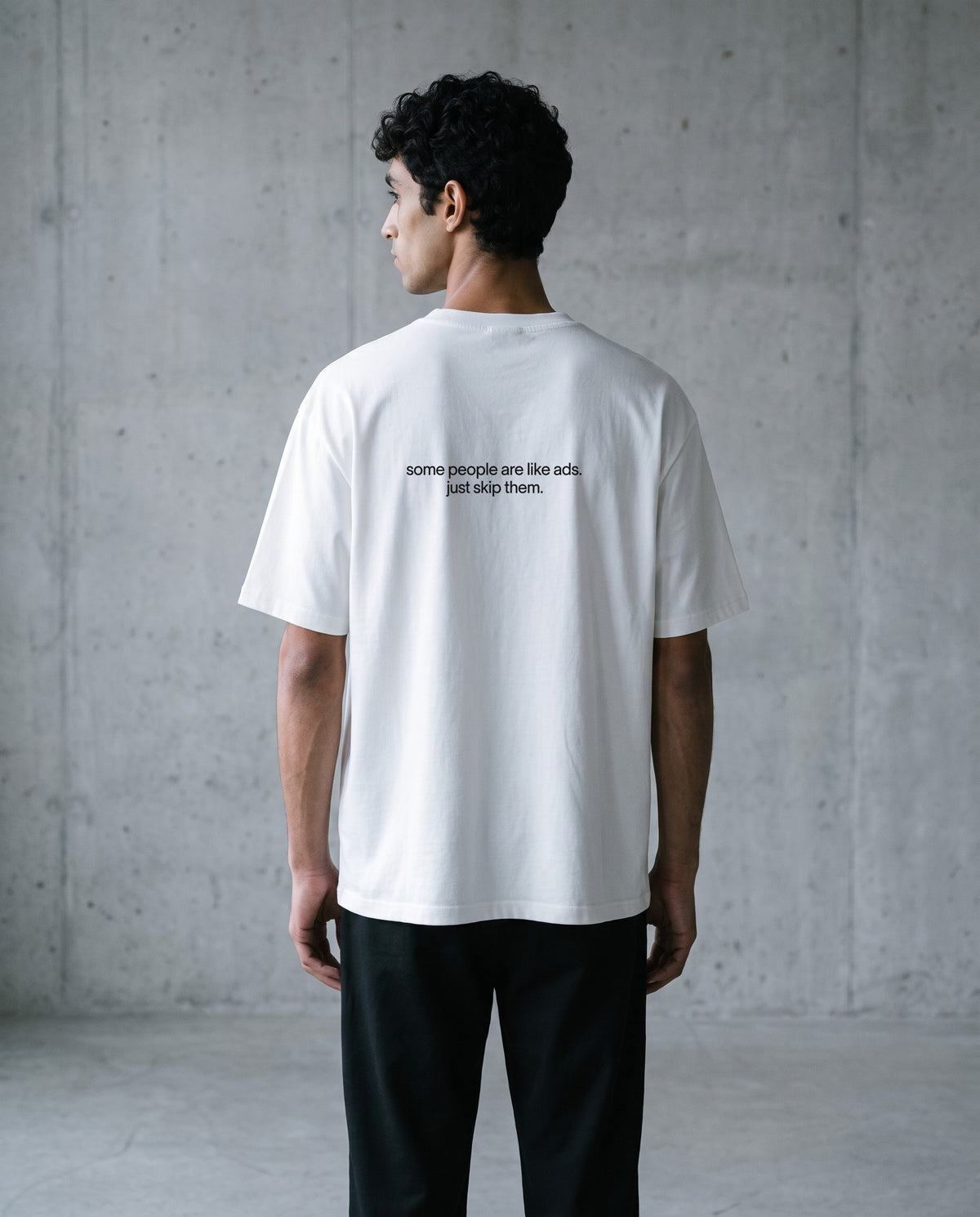 SKIP THEM — Oversized Tee in White, Rückenprint, am Model