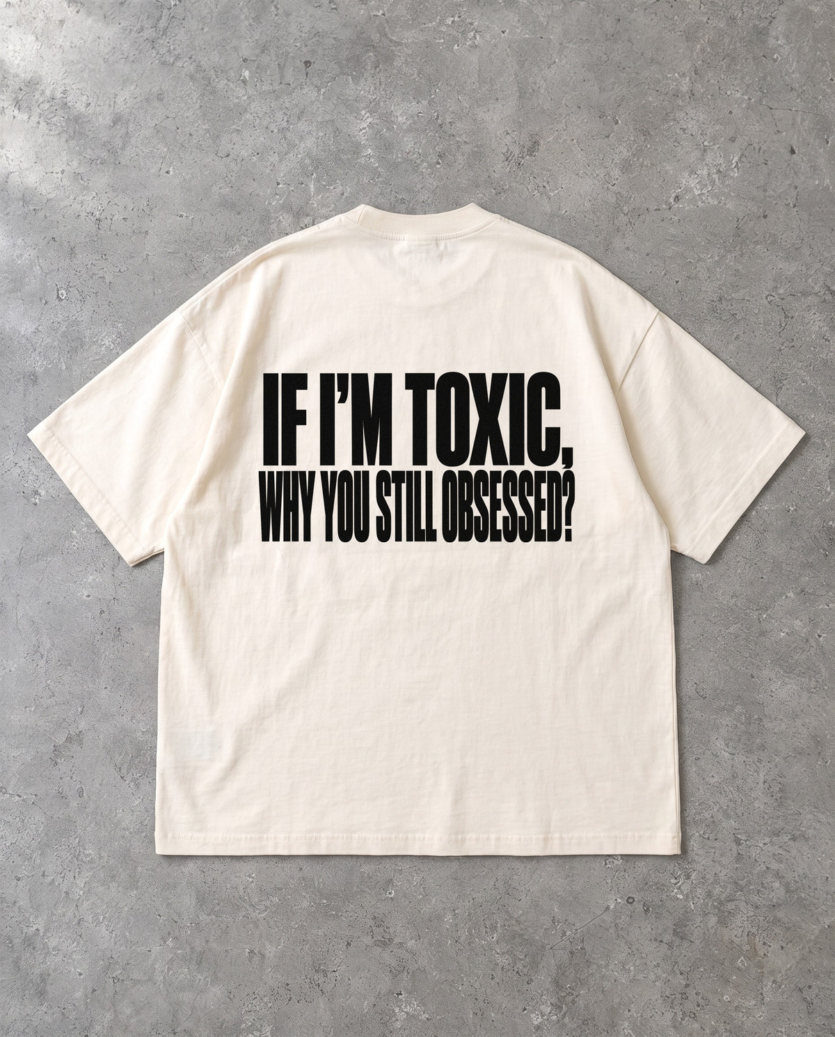 STILL OBSESSED — Oversized Tee in Natural Raw, Rückenprint, Flat-Lay