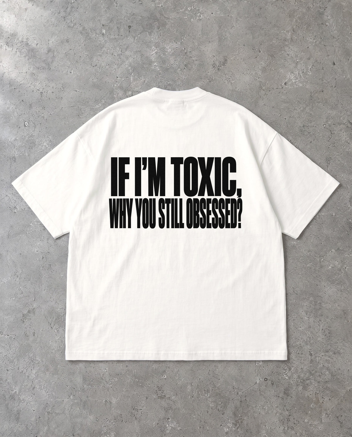 STILL OBSESSED — Oversized Tee in White, Rückenprint, Flat-Lay
