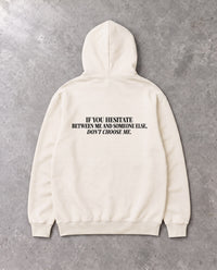 DON'T CHOOSE ME — Oversized Hoodie in Natural Raw, Rückenprint, Flat-Lay