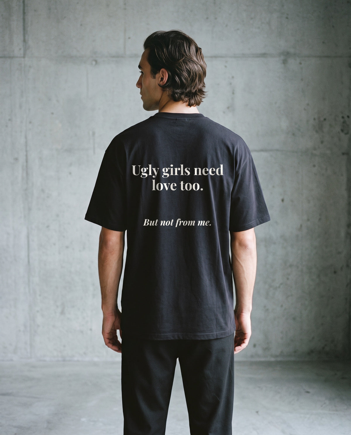 GIRLS NEED LOVE TOO — Oversized Tee in Black, Rückenprint, am Model